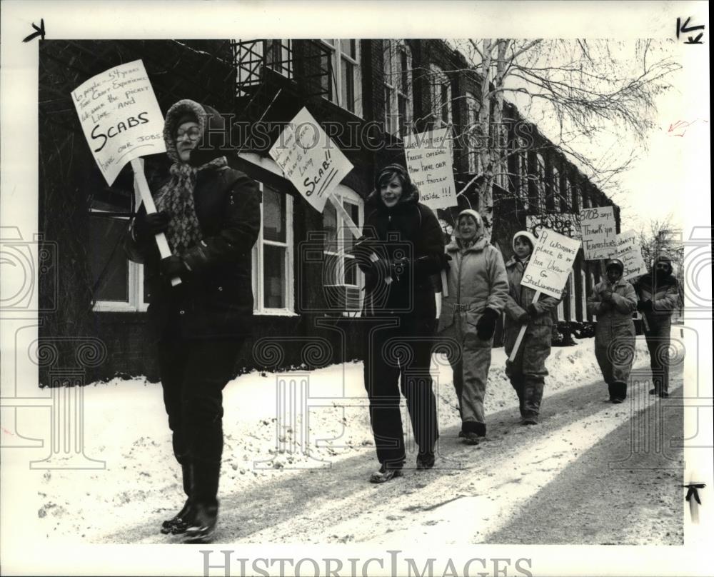 1985 Press Photo Steelworkers Union pickets at Tube-Craft Inc. - Historic Images