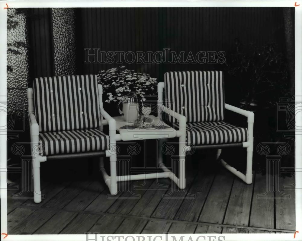 1994 Press Photo The chair and table set - cva71791 - Historic Images