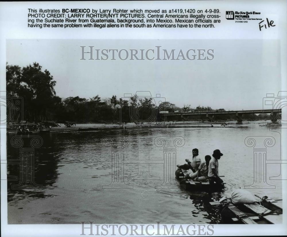1989 Press Photo Central Americans illegally crossing the Suchiate River - Historic Images