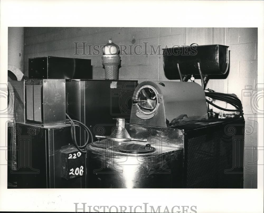 1991 Press Photo The garage sale items at the City Hall - Historic Images