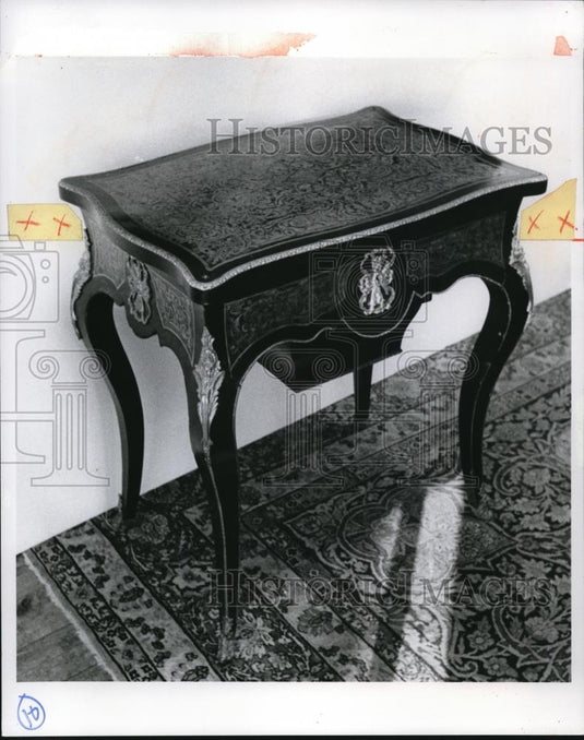1979 Press Photo Lady's French vanity of ebonized wood with engraved brass - Historic Images