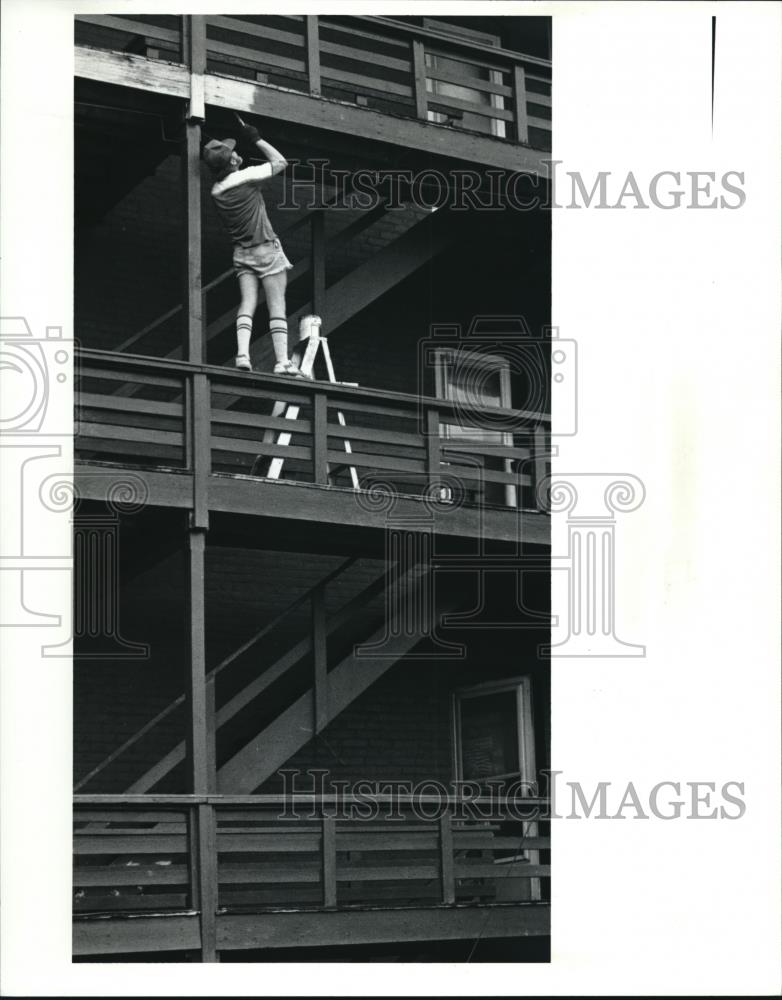 1990 Press Photo Bill Lymen, maintenance men for Avon Apartments paint railings. - Historic Images