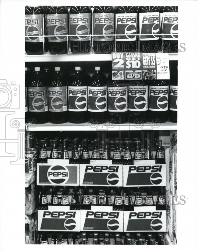 1992 Press Photo Pepsi 2 liter Plastic Bottles and 16 oz Returnable Bottles. - Historic Images