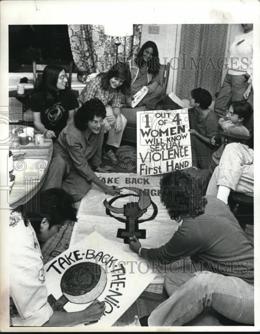 1985 Press Photo Cleveland Now members make signs for annual Women Take Back - Historic Images