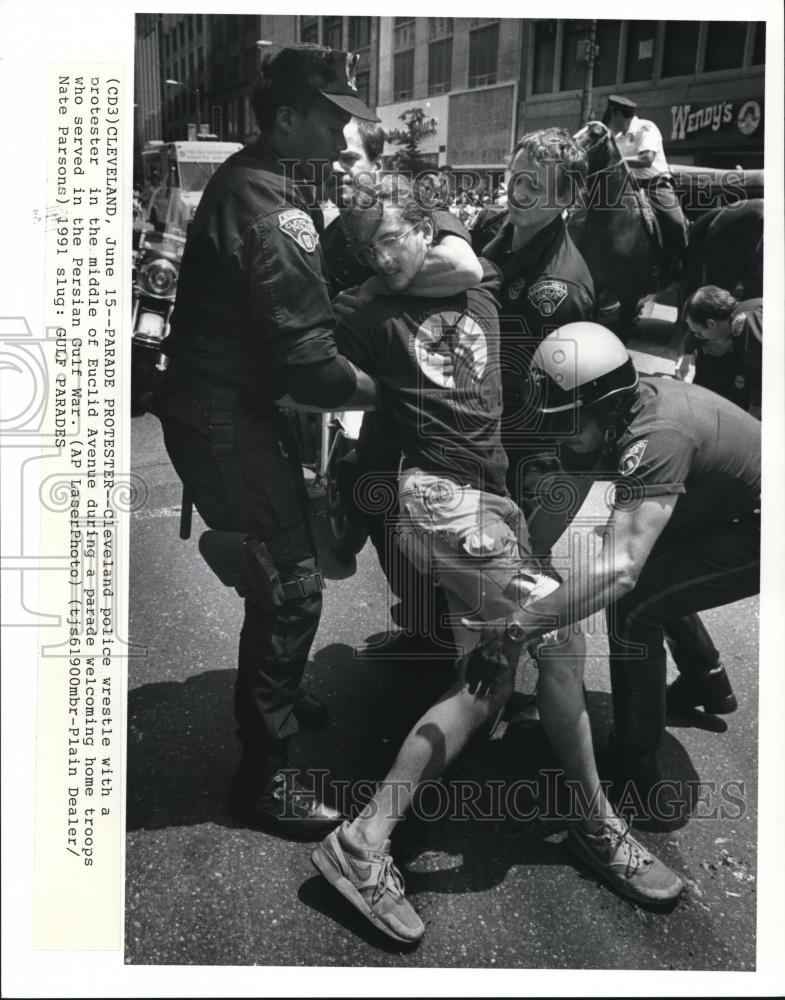1991 Press Photo Cleveland police wrestle w/ a protester in Euclid Ave - Historic Images