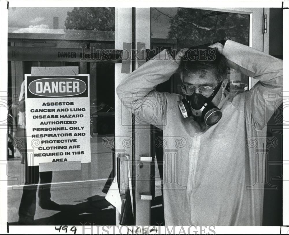 1989 Press Photo Dave Kuivinen, asbestos abatement manager after NASA explosion - Historic Images