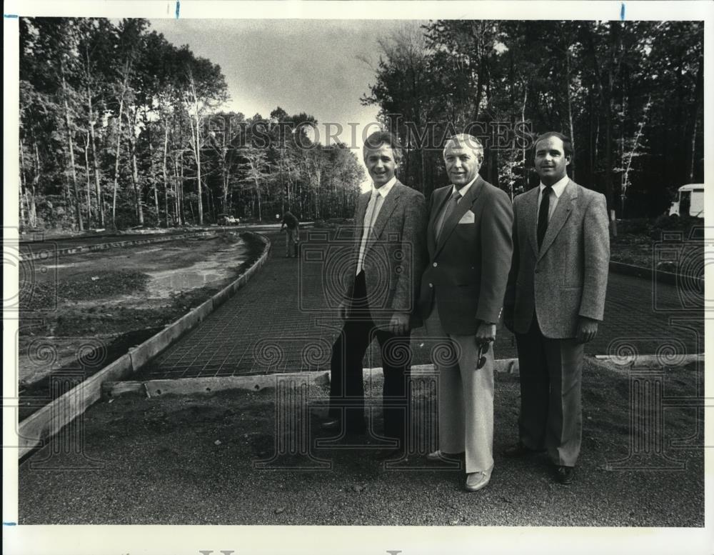 1987 Press Photo Ronald, Rocco Jr. &amp; Rick Puzzitiello on West Lake development - Historic Images