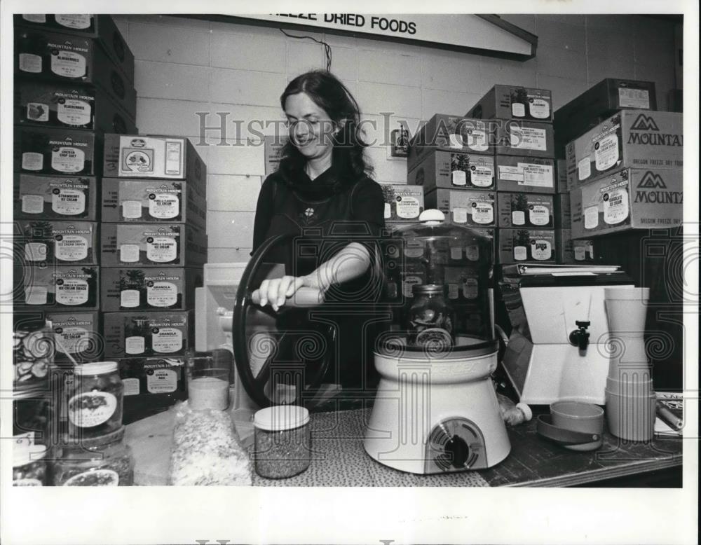 1982 Press Photo Susie McCulloch with her hand grinding mill - Historic Images