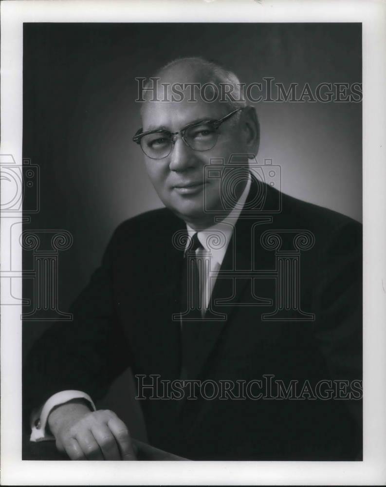 1971 Press Photo William Fine Senior VP Finance Administration Sherwin-Williams - Historic Images