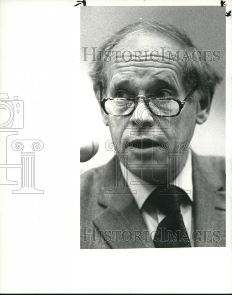 1982 Press Photo Louis Paisley at Bar Media Forum - Historic Images