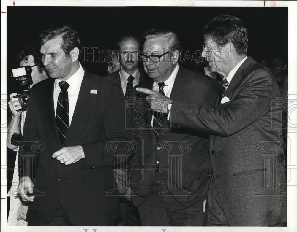 1980 Press Photo Governor Rhodes, Robert Hughes and Ronald Reagan - Historic Images