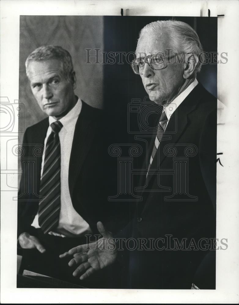 1981 Press Photo Paul Newman and Senator Howard Metzembaum during press con - Historic Images