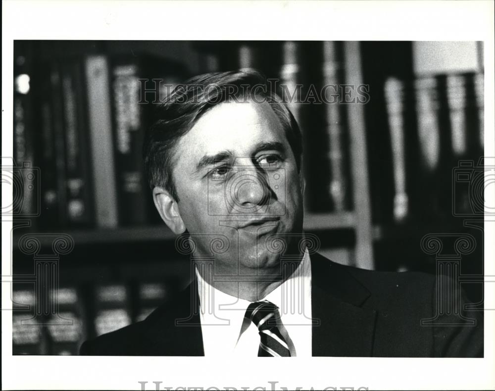 1985 Press Photo Akron Attorney Robert C. Meeker, spokesman for St. Vincent Schl - Historic Images