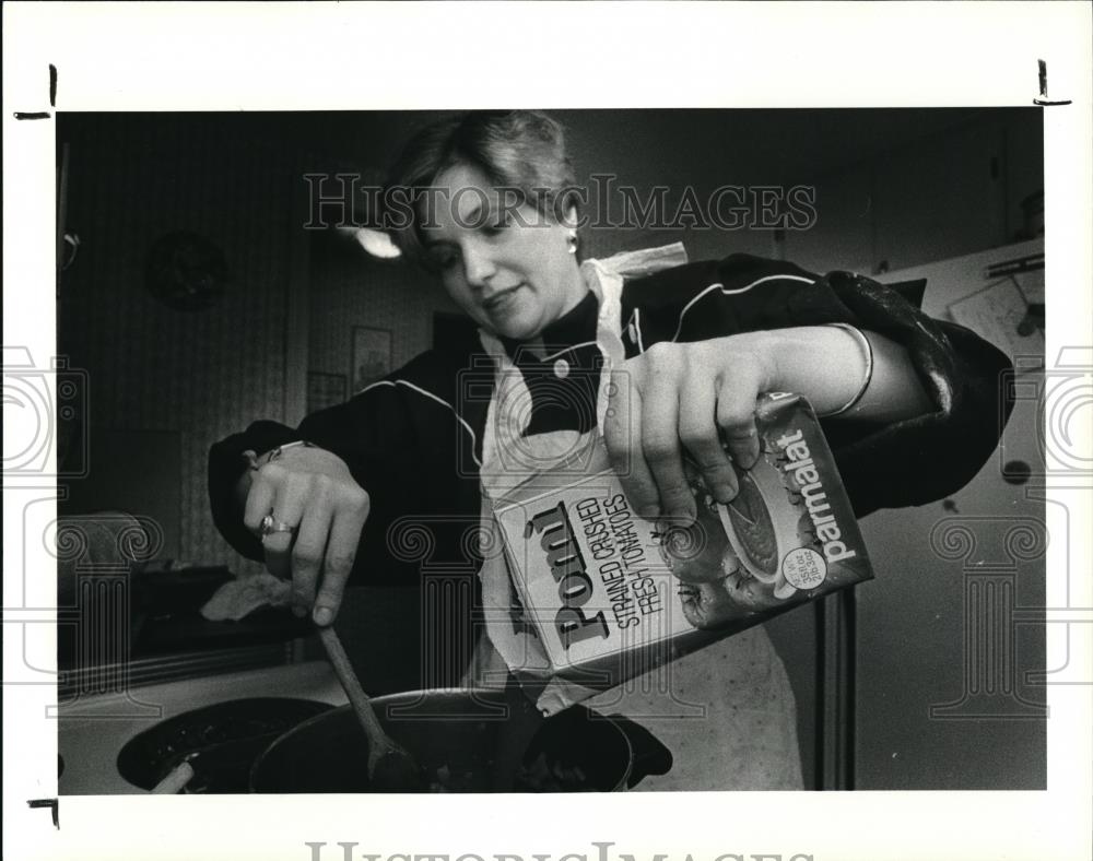1985 Press Photo Loretta Paganini cooking spaghetti sauce - Historic Images
