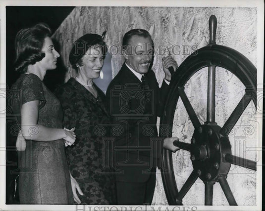1985 Press Photo Mr and Mrs Robert Manry and Charlotte Curtis - Historic Images
