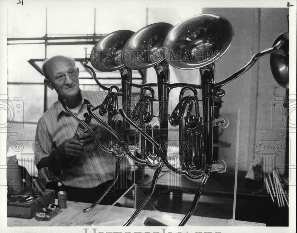 1983 Press Photo Hal Lynn with his art work - Historic Images