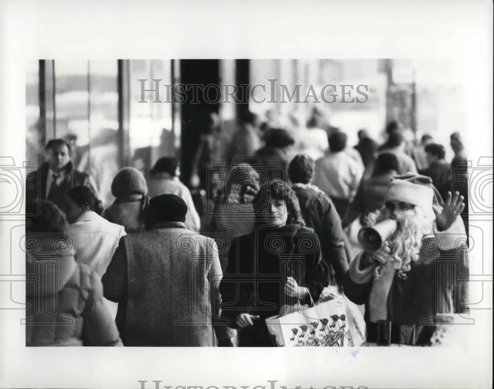 1986 Press Photo Christmas shoppers in front of May Co. Euclid Ave. - Historic Images