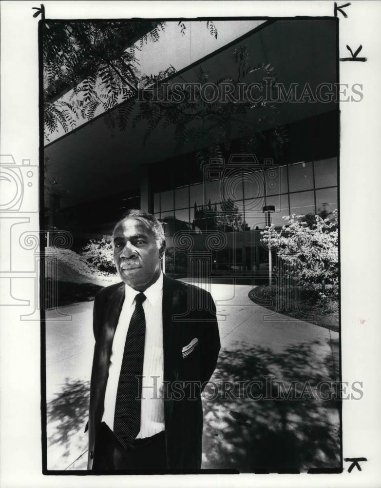 1985 Press Photo Architect Robert P. Madison in front of a building he designed - Historic Images