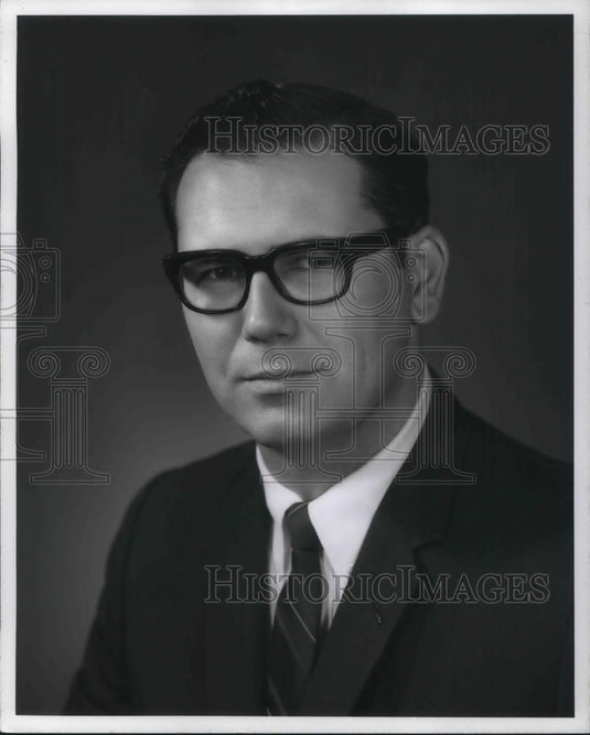 1971 Press Photo Dale Herrington Graphic Arts Technical Sales Representative - Historic Images