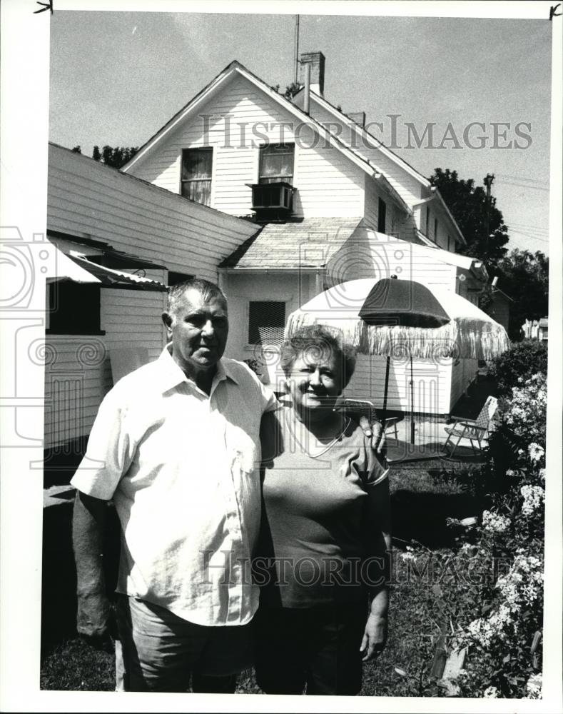 1986 Press Photo Clarence and Mary Oppman and their 125 yr old family home - Historic Images