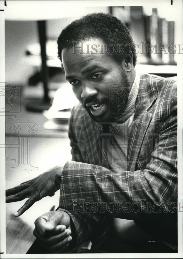 1982 Press Photo Dr Melvin K Peters dept of religious studies at CSU - Historic Images