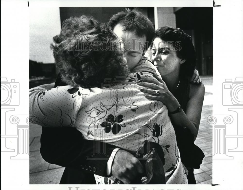 1987 Press Photo James Oliver hugs his grandmother Doris Cummings - Historic Images