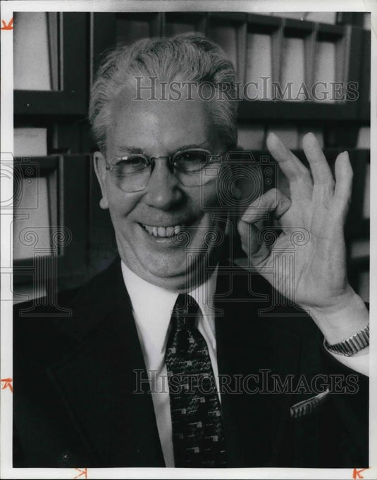 1976 Press Photo Ralph W Muntz Cleveland City Clerk - Historic Images
