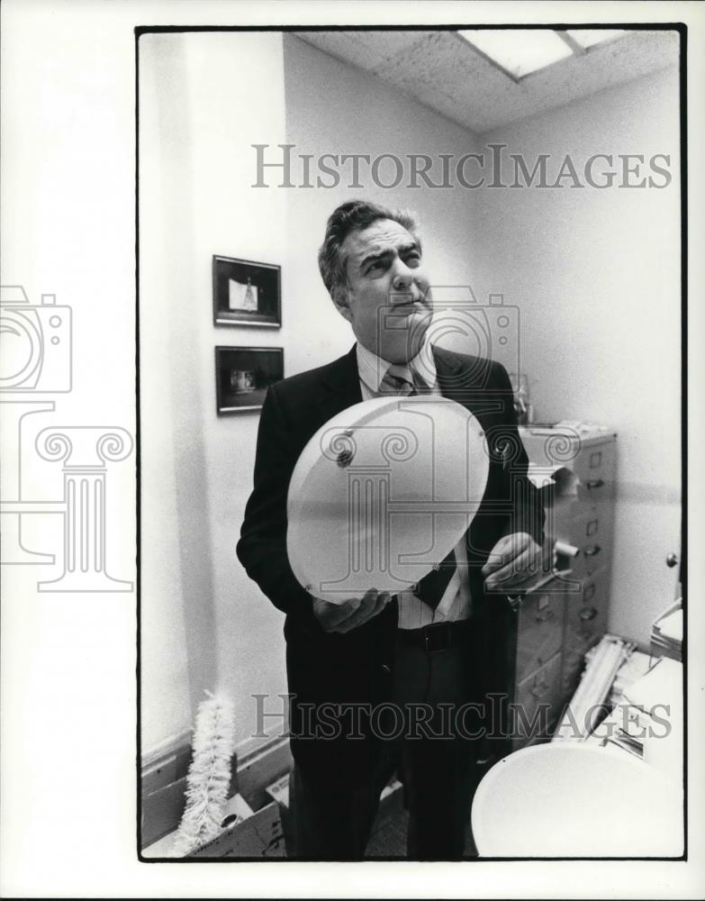 1979 Press Photo Frank La Guisa holds a half of Christmas Tree Ornament - Historic Images