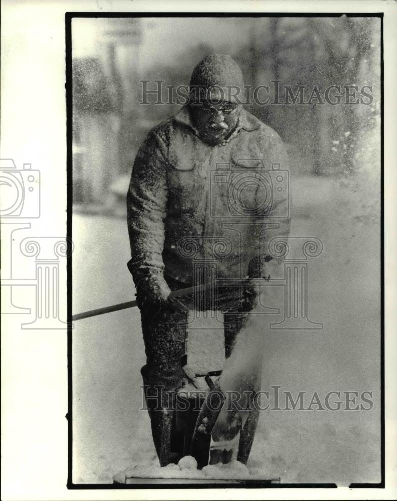 1983 Press Photo Johnny Smith uses a snow blower on the sidewalks of St. Andrews - Historic Images
