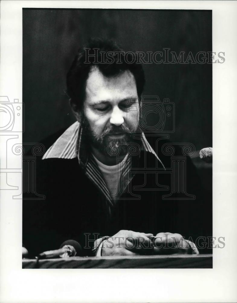 1985 Press Photo Kent Malcolm with a coin given to him by prosecutor - Historic Images