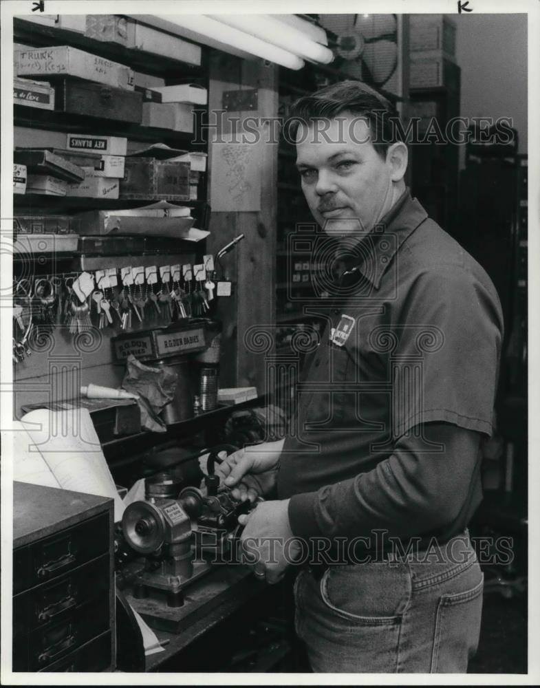 1985 Press Photo John Kristoff, Locksmith Former Westlake Policeman - Historic Images