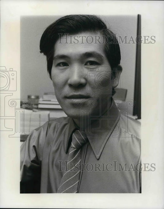 1977 Press Photo Dr. Jae Won Lee of Cleveland State University - Historic Images