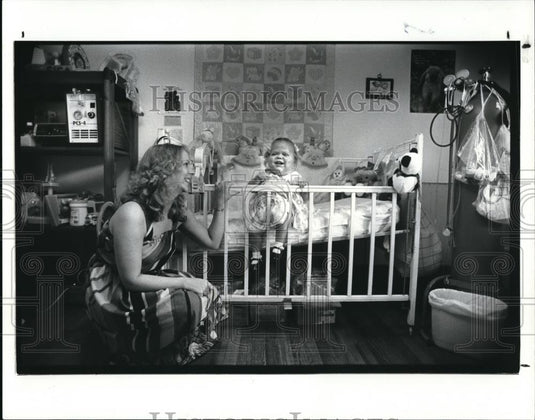 1986 Press Photo Three year old Jessica Norwood with her mother - Historic Images