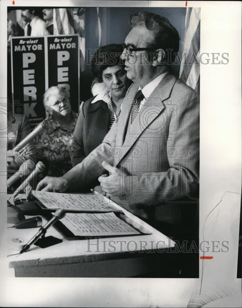 1977 Press Photo Mayor Ralph J. Perk w/ wife Lucille conceding defeat in primary - Historic Images