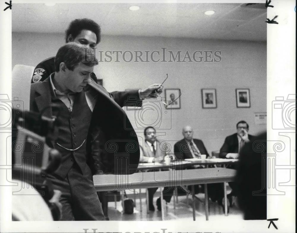 1982 Press Photo Council Meeting, Joe Kalk gets bounced out of hearing - Historic Images