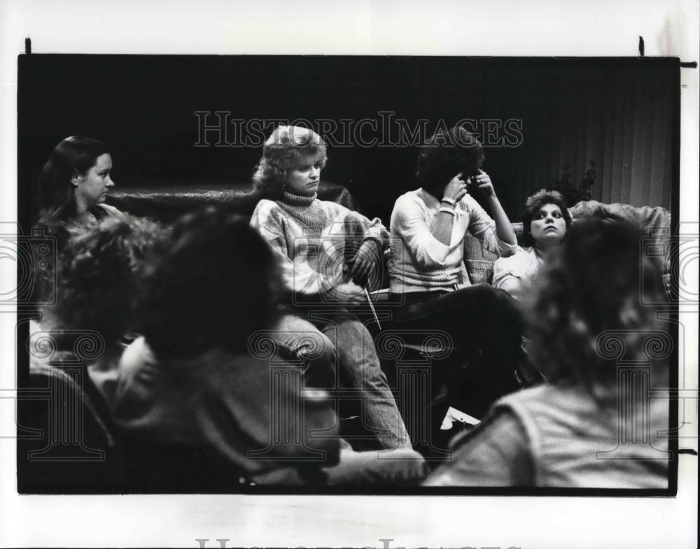 1987 Press Photo Sally Mustard at the fro battered women session - Historic Images