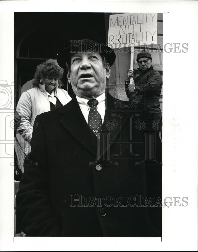 1986 Press Photo Lorain Mayor Alex M. Olejko leaves court house and hearing - Historic Images