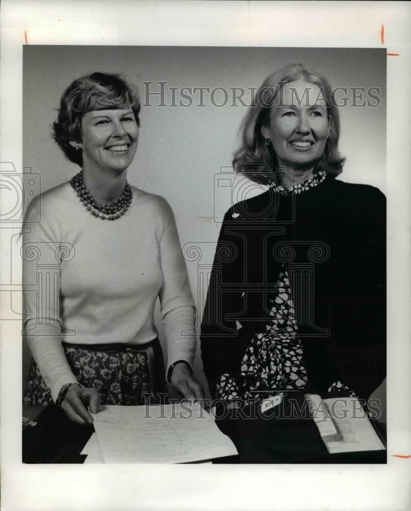 1978 Press Photo Lynne Dearborn and Mary Kay Ryan on art consulting business - Historic Images