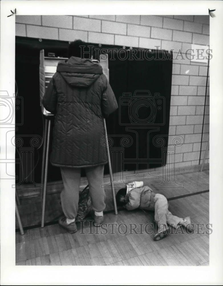 1986 Press Photo Laura Prusinski resting while her mother Joan Votes - Historic Images