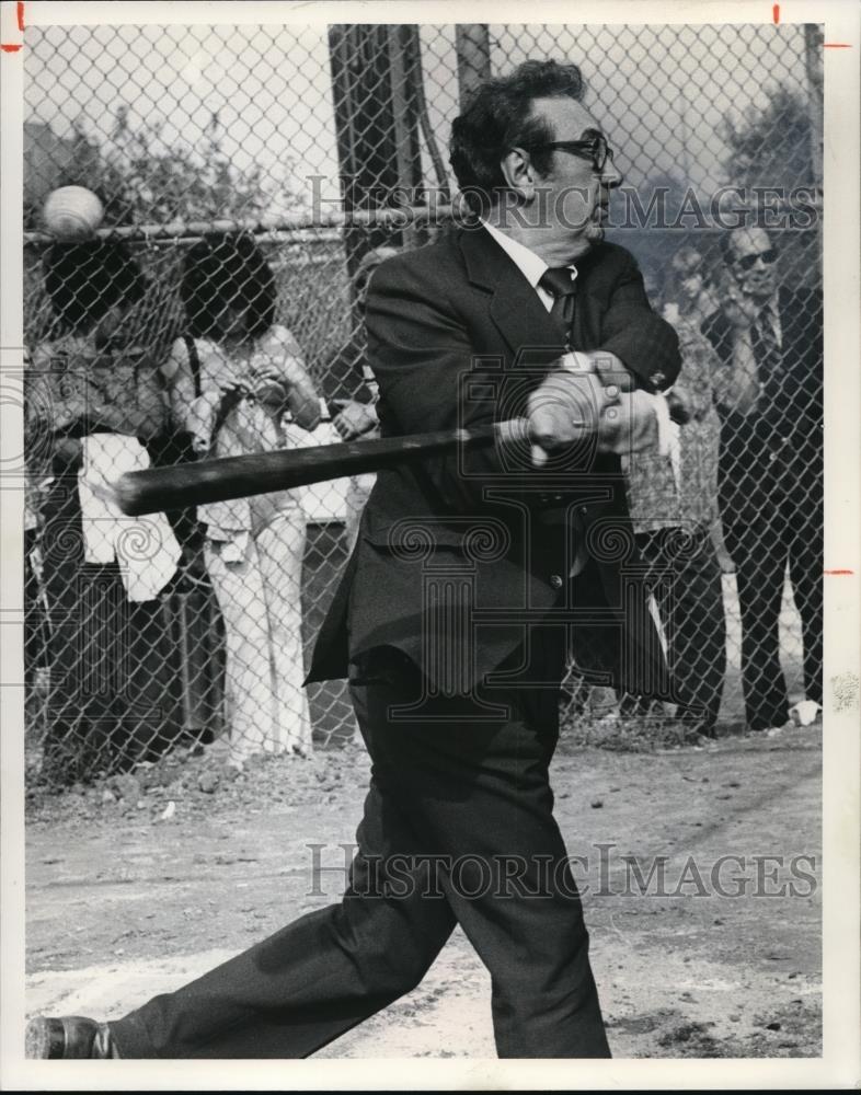 1977 Press Photo Mayor Ralph Perk at the baseball field - Historic Images
