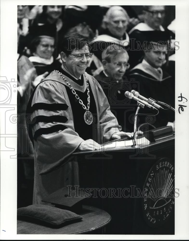 1987 Press Photo Agnar Pytte Pres. of Case Western Reserve Univ. addresses. - Historic Images