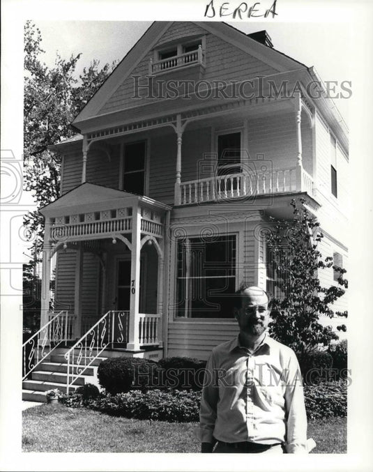 1985 Press Photo Kenneth Martin, Architect in front of house on B&W campus - Historic Images