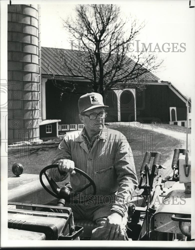 1982 Press Photo Lee Oswalt Mansfield Farmer - Historic Images