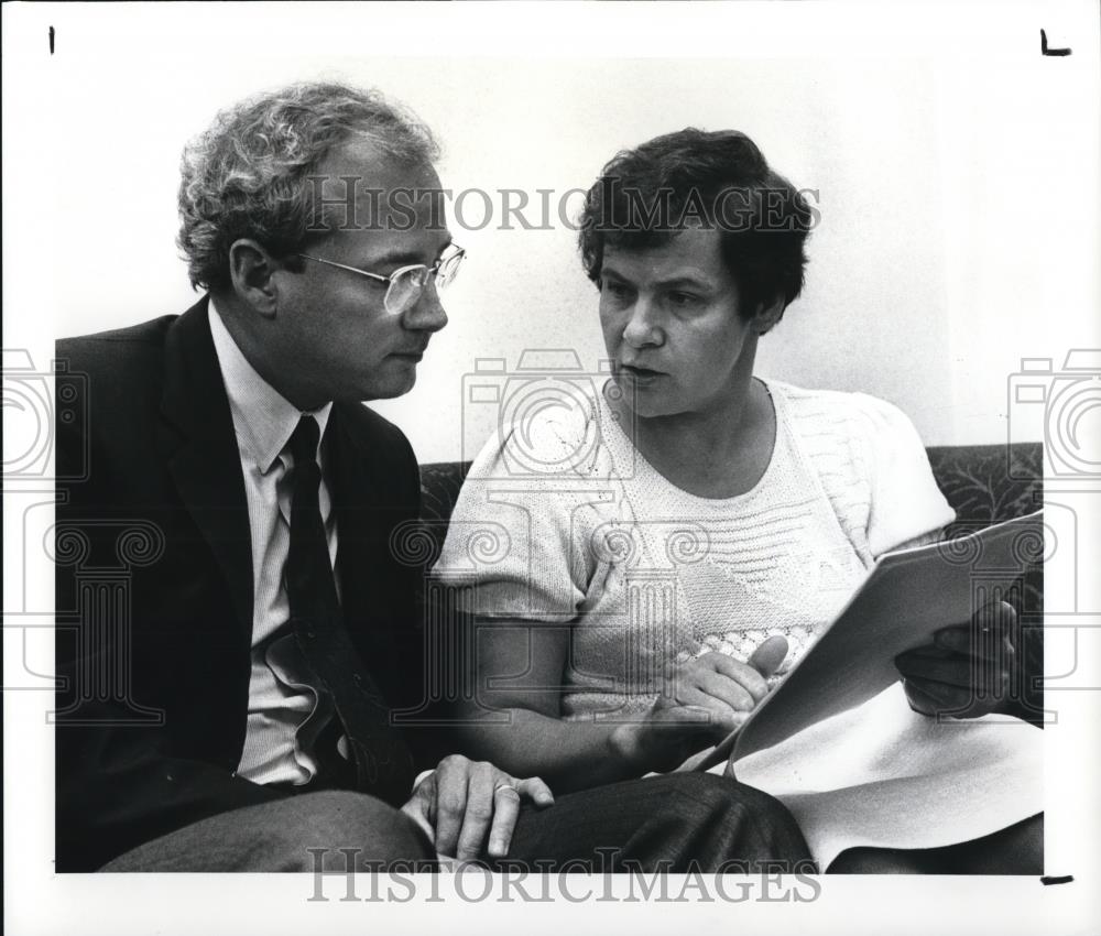 1987 Press Photo US Rep Edward F. Feighan talking to Kazimiera Peredne - Historic Images
