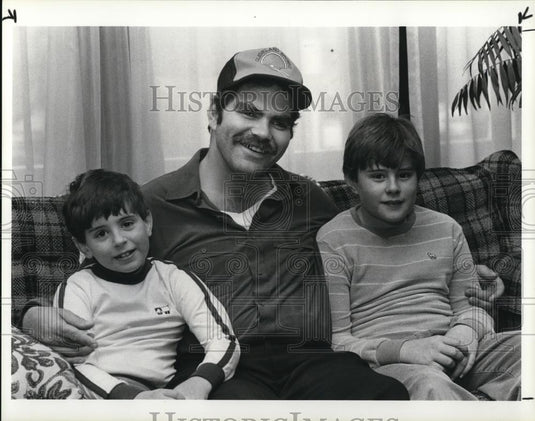 1985 Press Photo Hepititis victim & family, John Redding & children - Historic Images