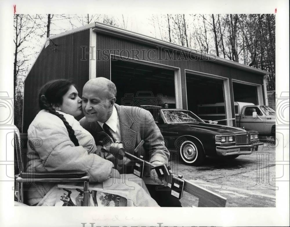 1981 Press Photo Seated in wheel chair is Maggie Corrigan thanks David Manwel - Historic Images