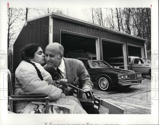 1981 Press Photo Seated in wheel chair is Maggie Corrigan thanks David Manwel - Historic Images