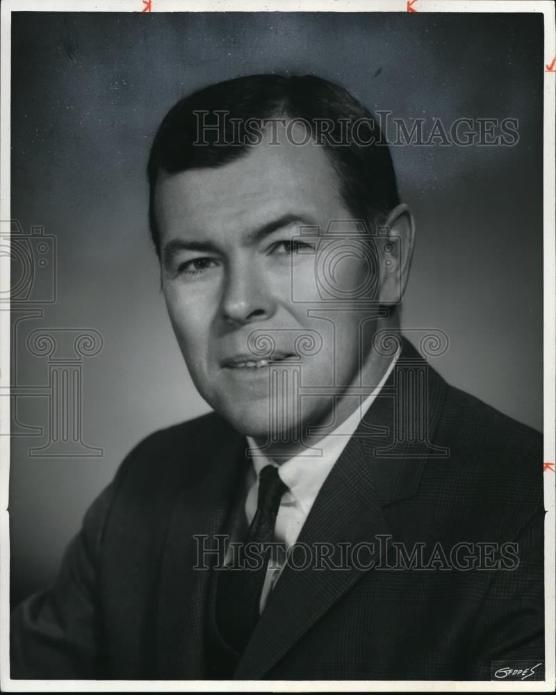 1977 Press Photo Richard Miller Executive Vice President of Cleveland Electric - Historic Images