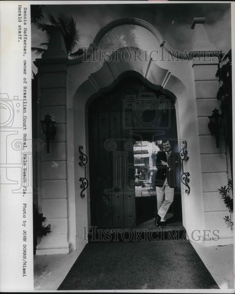1981 Press Photo Dennis Hefferman Owner of Brazilian Court Hotel in Florida - Historic Images