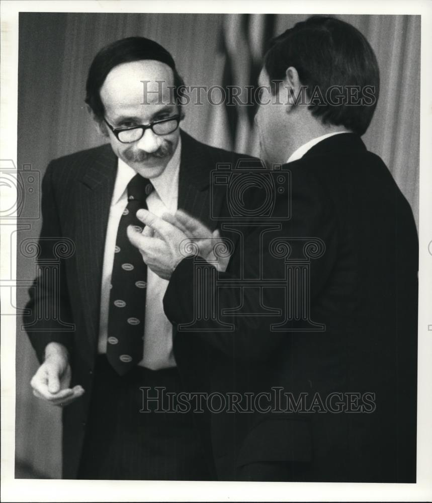 1981 Press Photo Edward H. Richard, utilities director with Voinovich - Historic Images